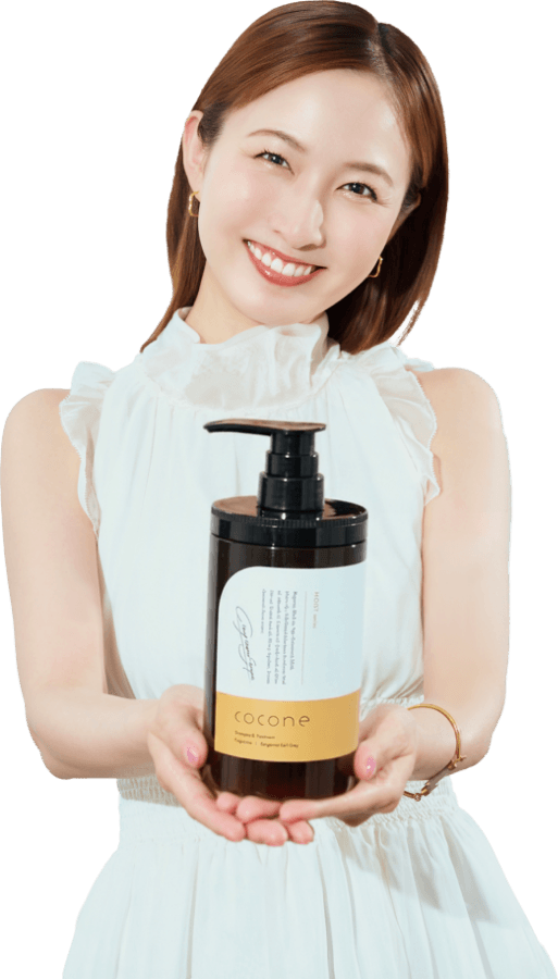 coconeを手に持つ実咲凜音さん